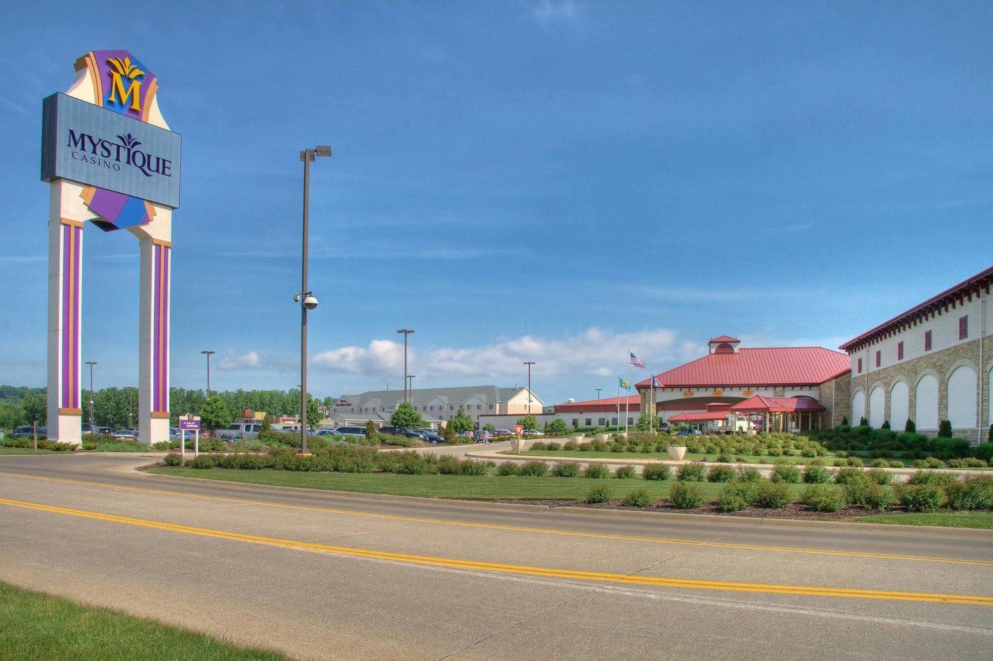 Hilton Garden Inn Dubuque Downtown Exterior photo